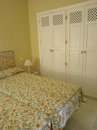 Dormitorio con armarios empotrados Dormitorio con armarios empotrados