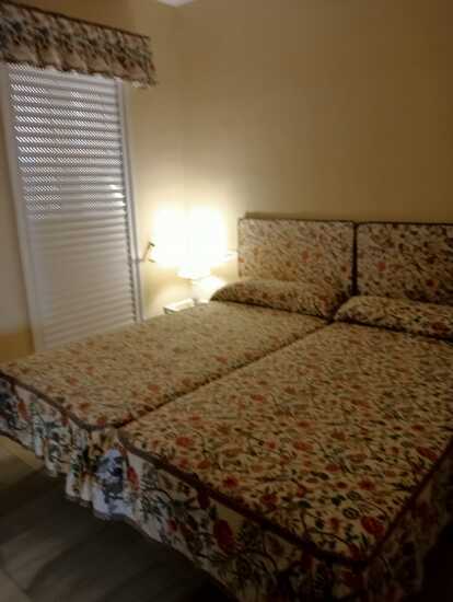 Dormitorio con dos camas Dormitorio con dos camas